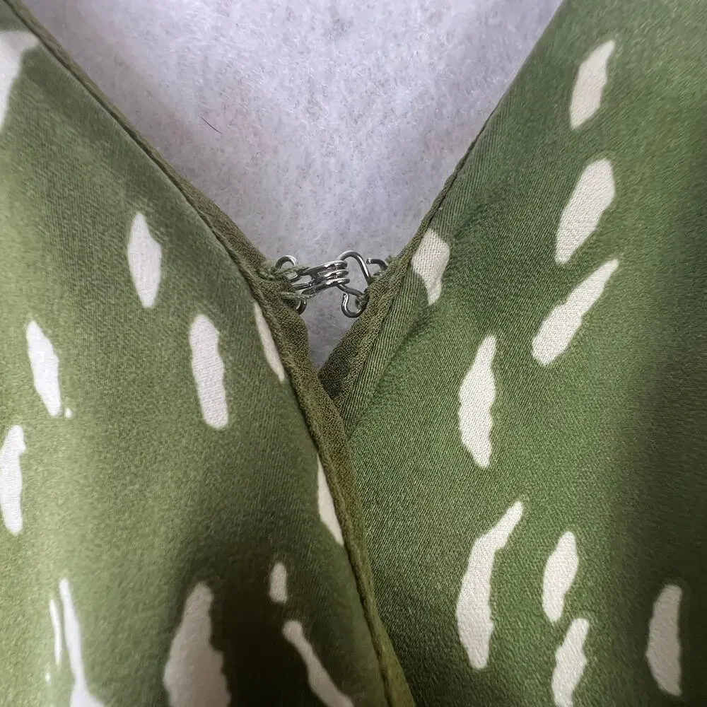 ASTR The Label Wrap Top Green XL Puff Sleeve V-Neck Cropped Satin Smocked Back‎